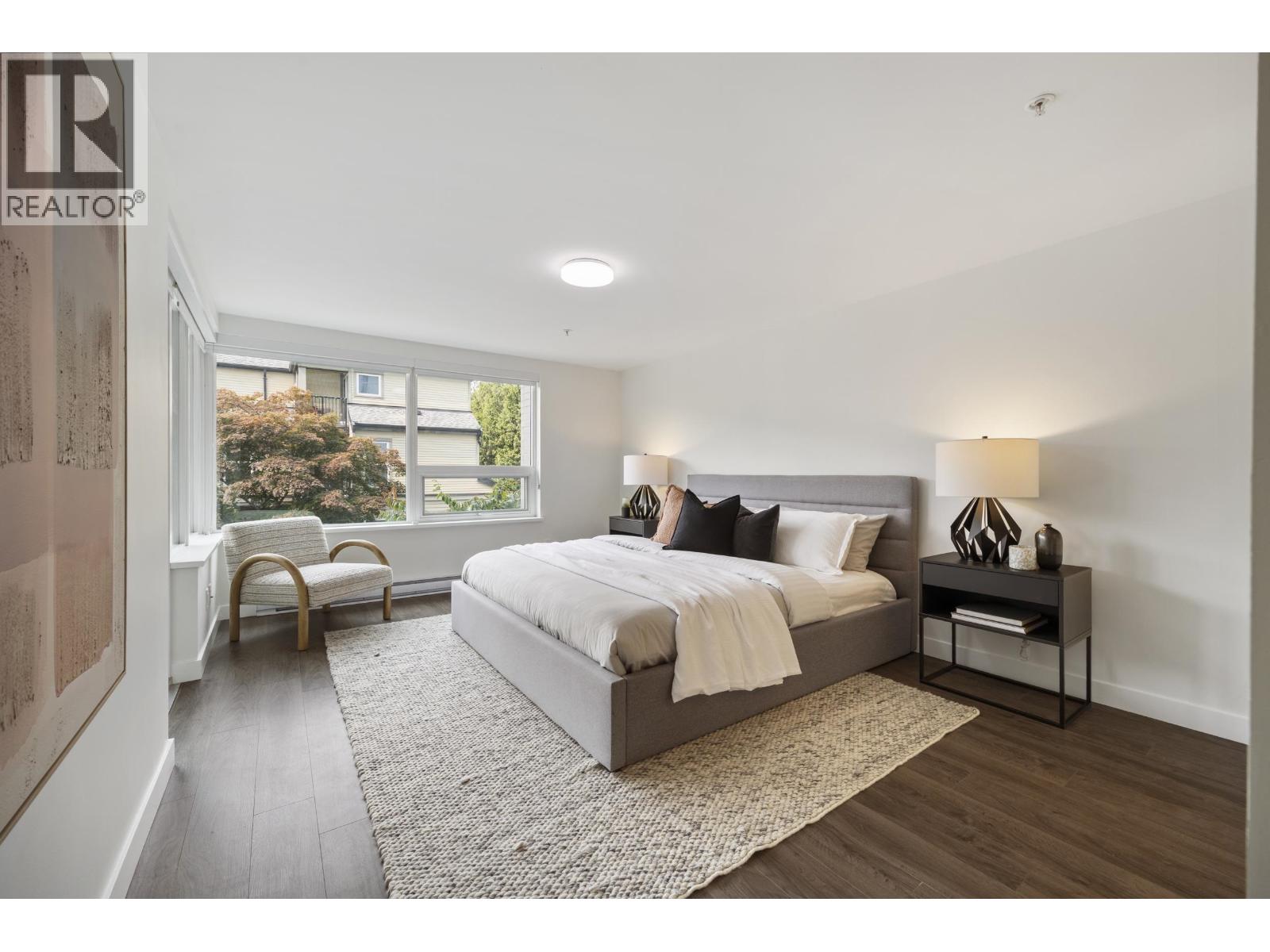 Th2 988 Quayside Drive Property Photo 1