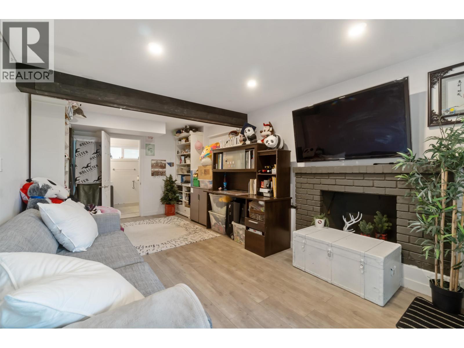 309 Gloucester Court Property Photo 3