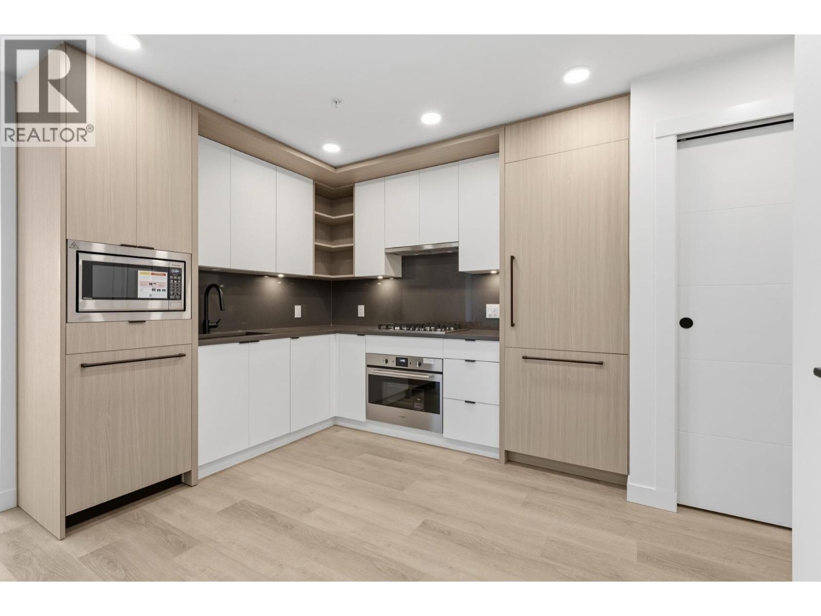 403 2268 E BROADWAY Property Photo 1