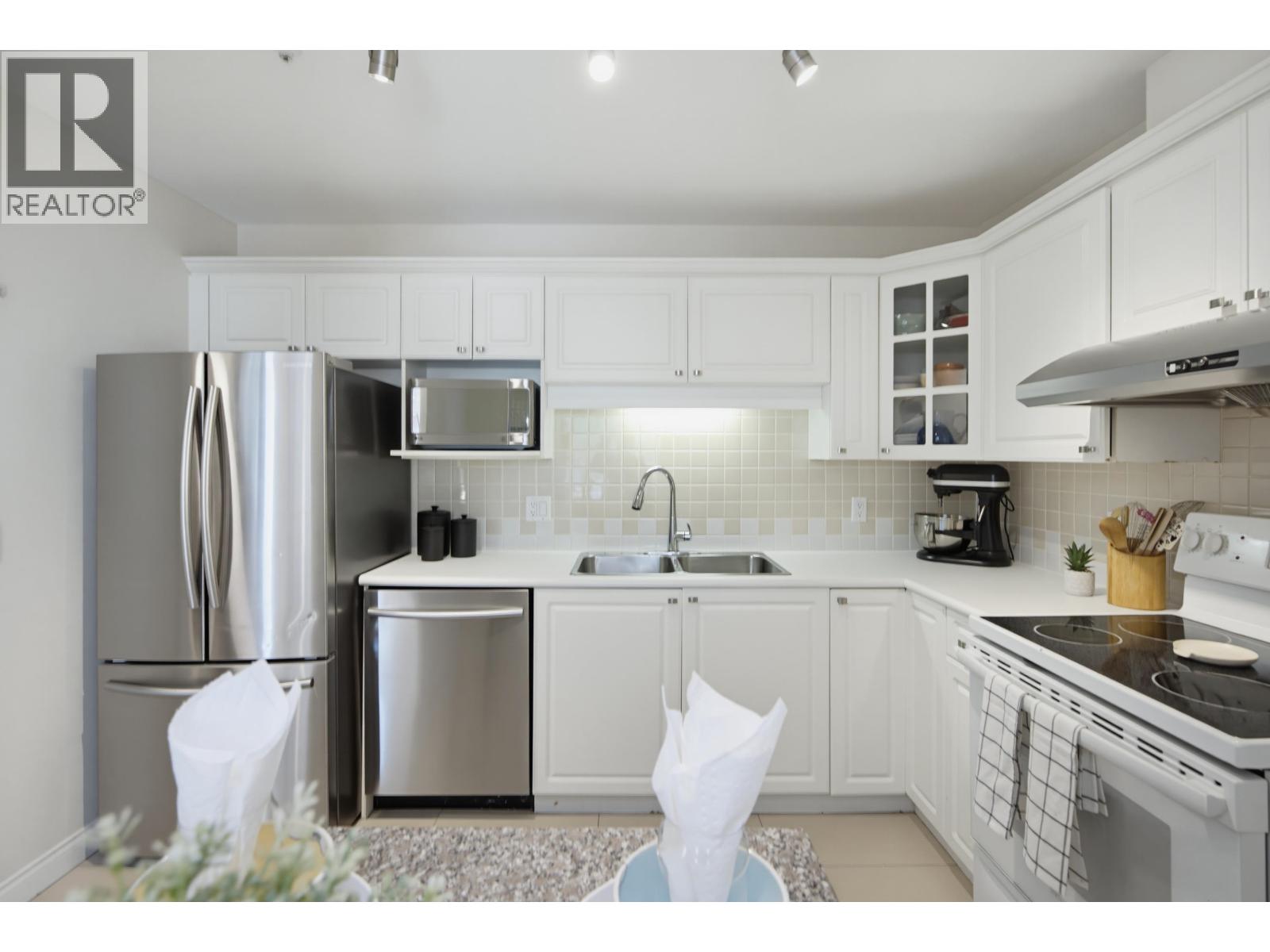229 5735 Hampton Place Property Photo 4