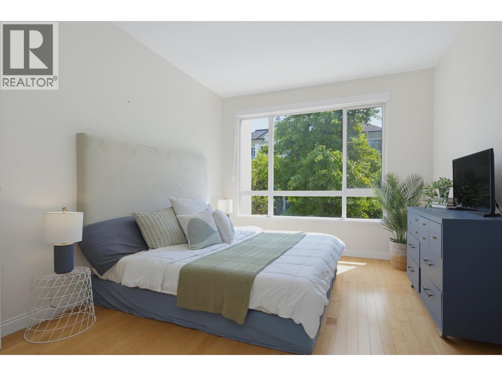 229 5735 Hampton Place Property Photo 5