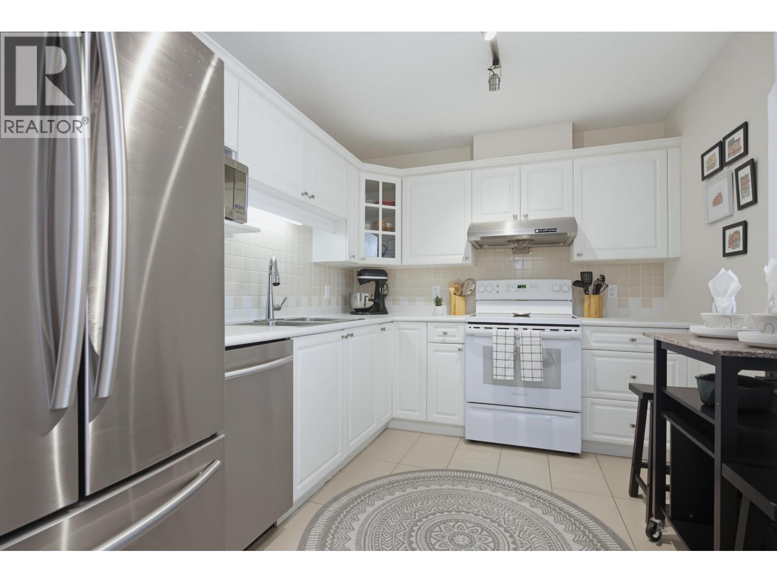 229 5735 Hampton Place Property Photo 14