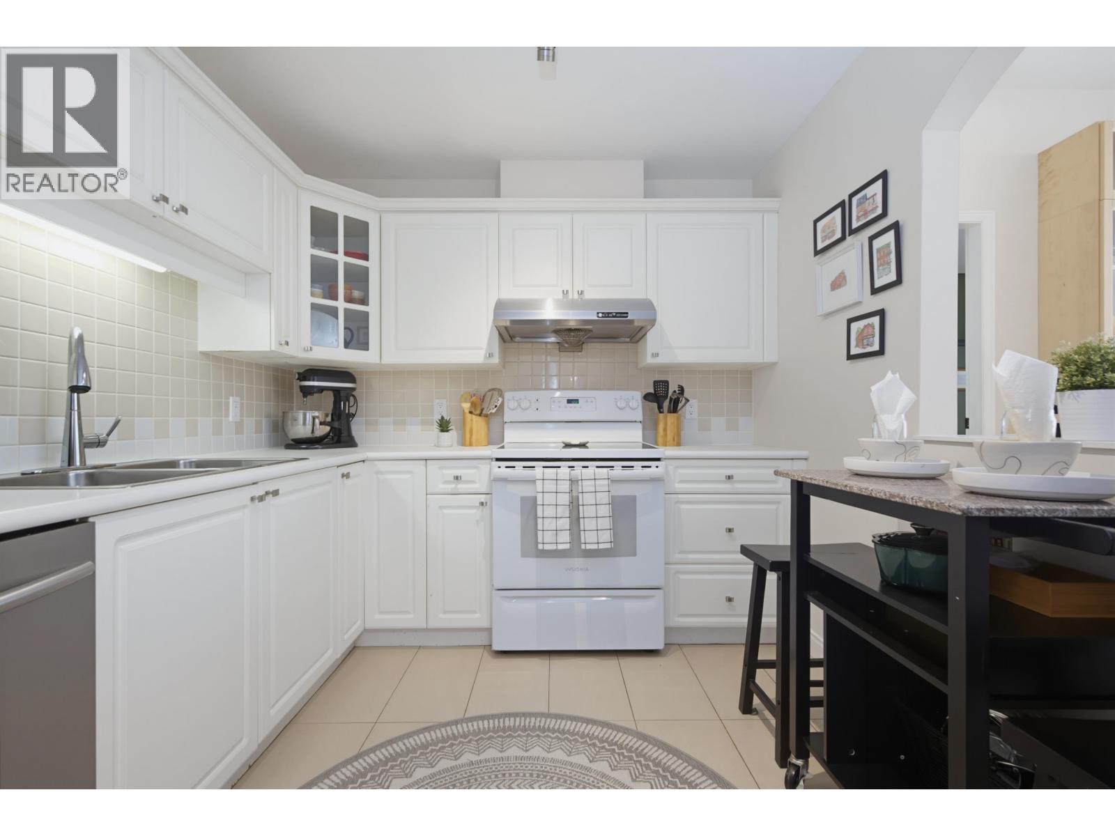 229 5735 Hampton Place Property Photo 15