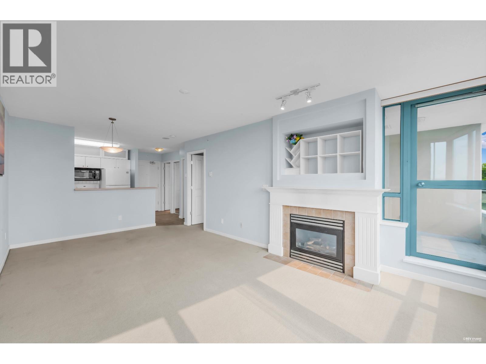 802 6611 Southoaks Crescent Property Photo 5