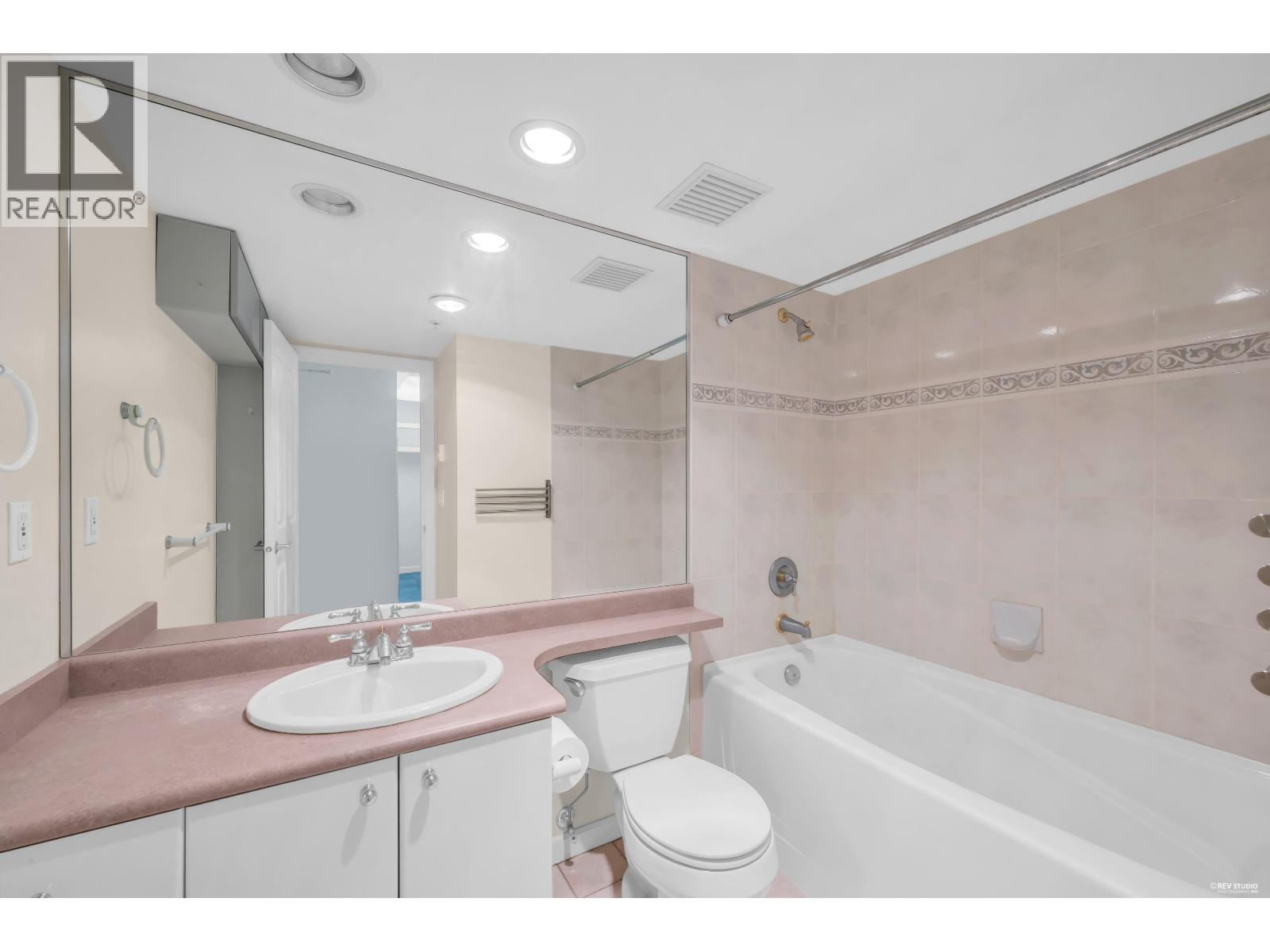 802 6611 Southoaks Crescent Property Photo 7