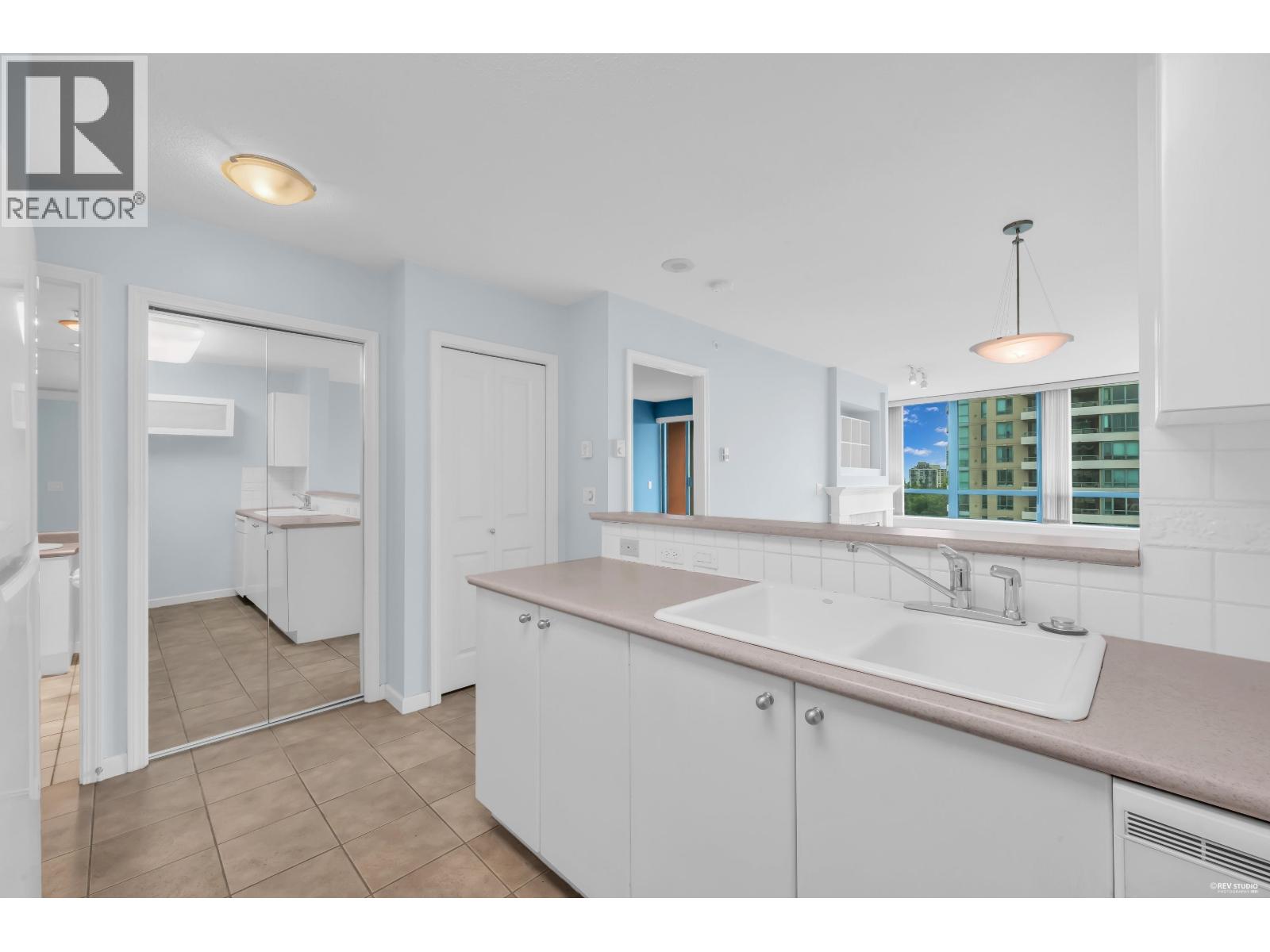 802 6611 Southoaks Crescent Property Photo 11