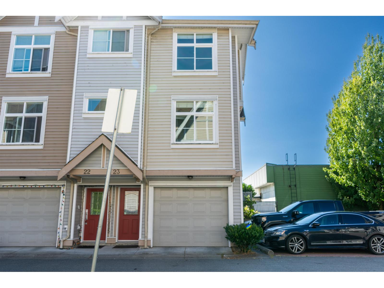 23 9405 121 Street Property Photo 2