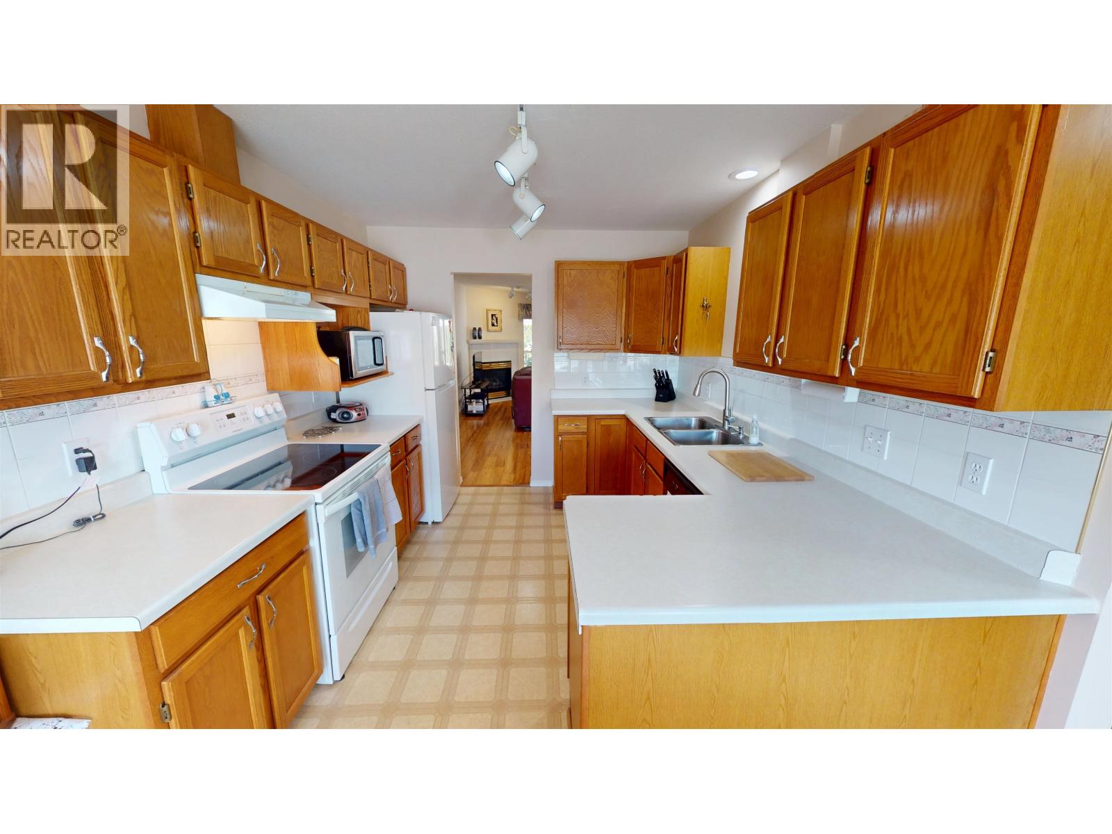 7 490 Lewis Drive Property Photo 8