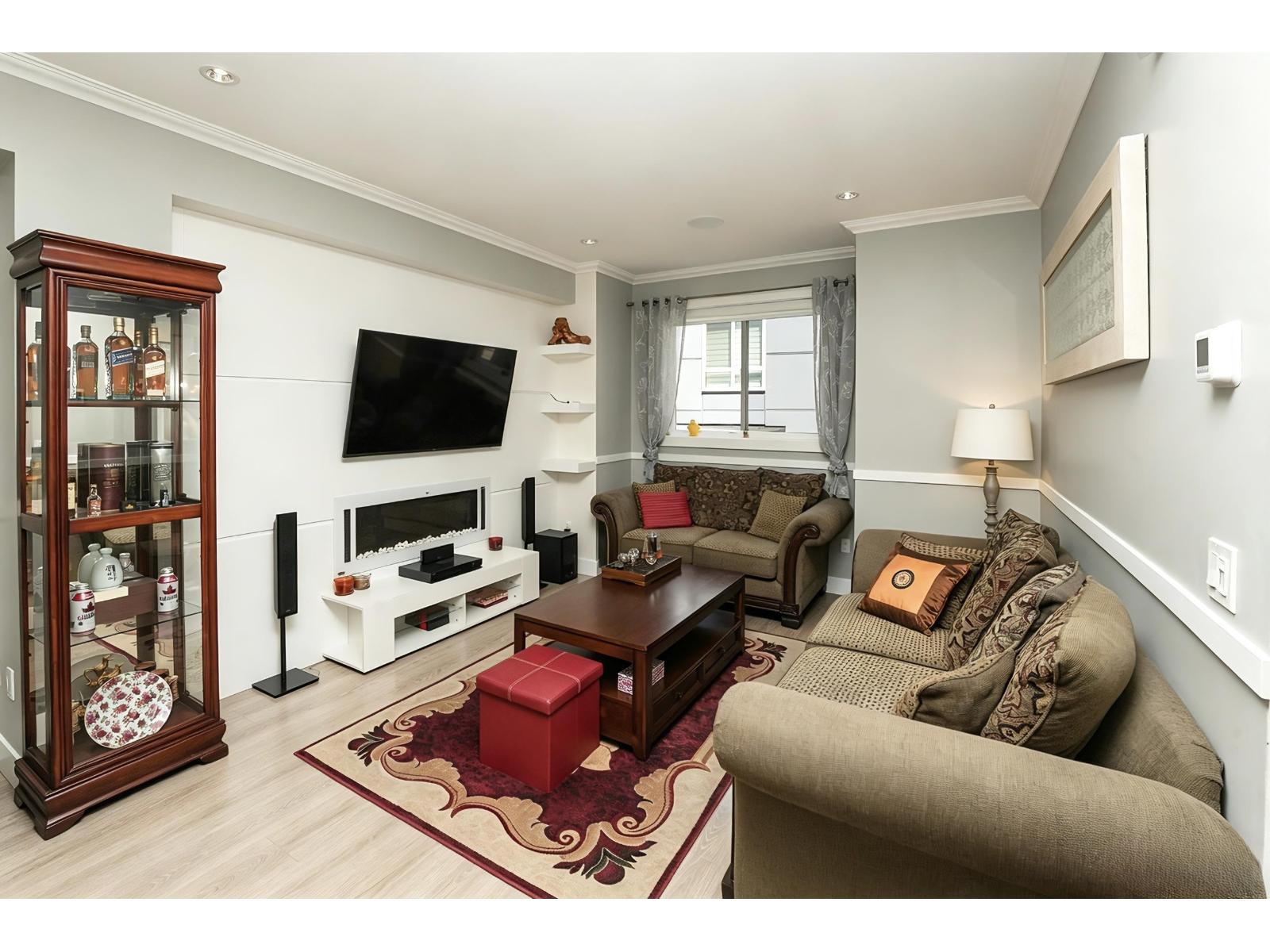 48 1670 160 Street Property Photo 9