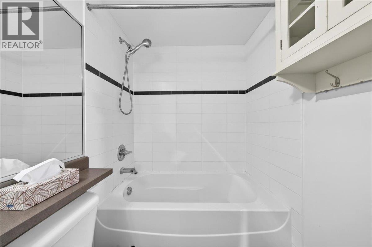 905 58 Keefer Place Property Photo 13
