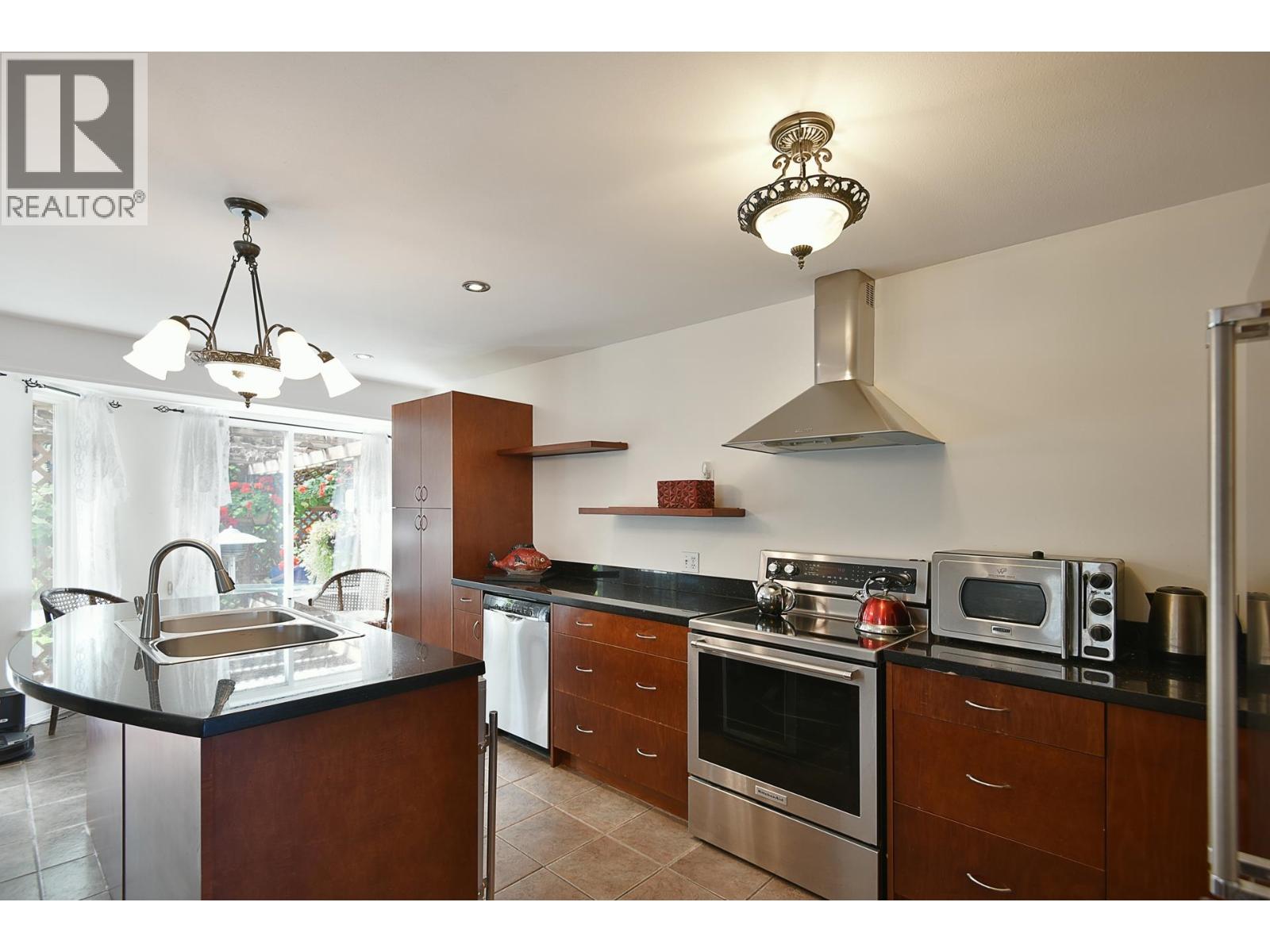 5875 Turnstone Crescent Property Photo 1