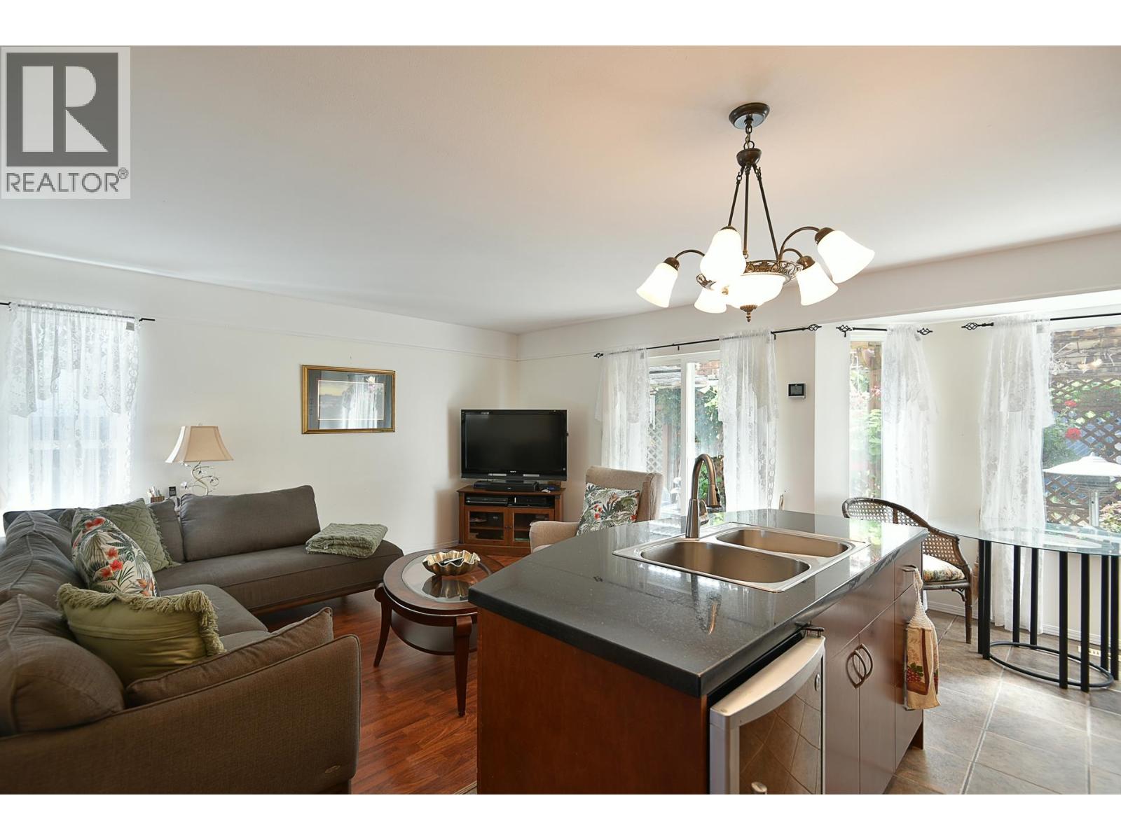 5875 Turnstone Crescent Property Photo 2