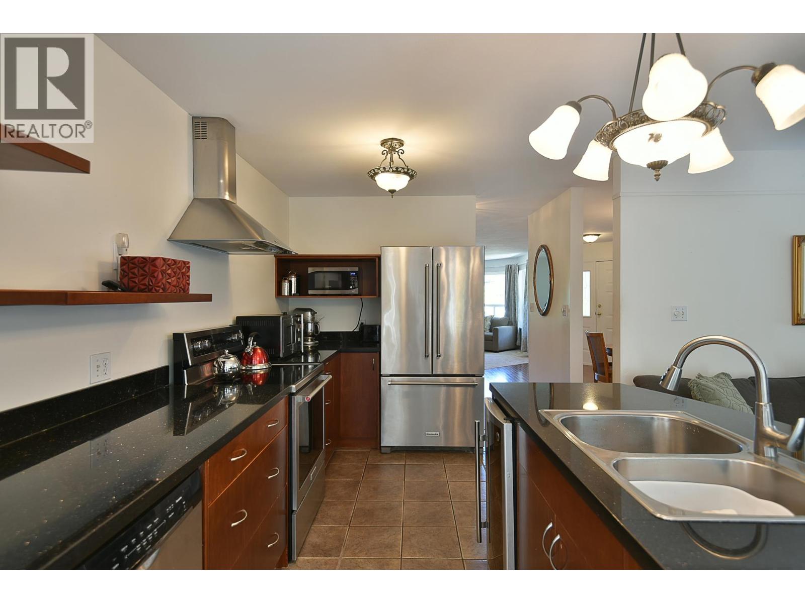5875 Turnstone Crescent Property Photo 4