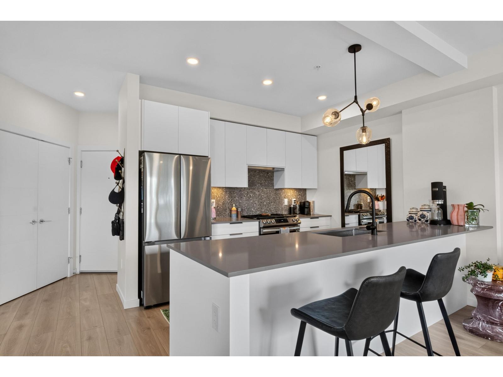 516 7920 206 Street Property Photo 6