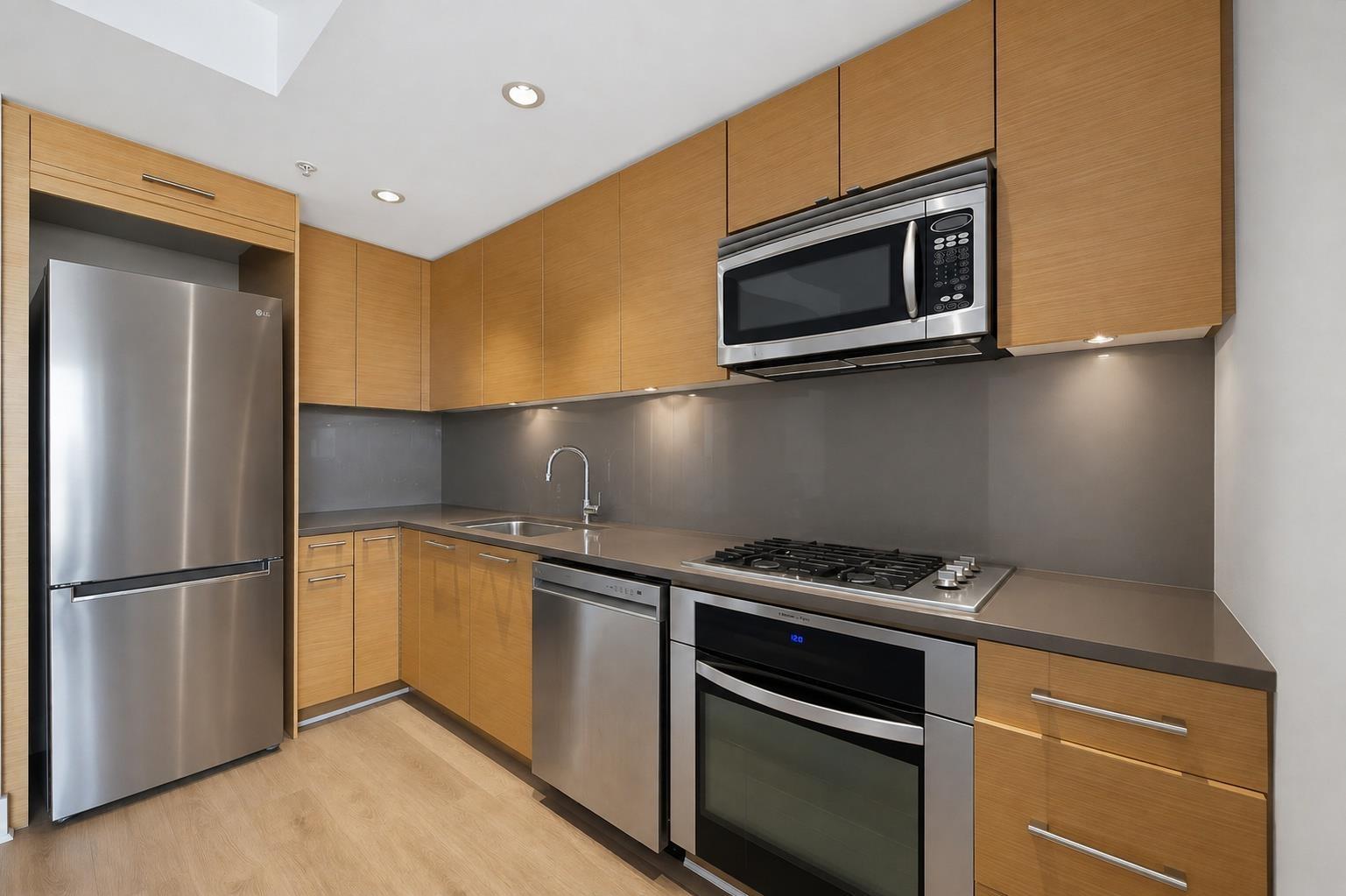 505 15152 Russell Avenue Property Photo 4
