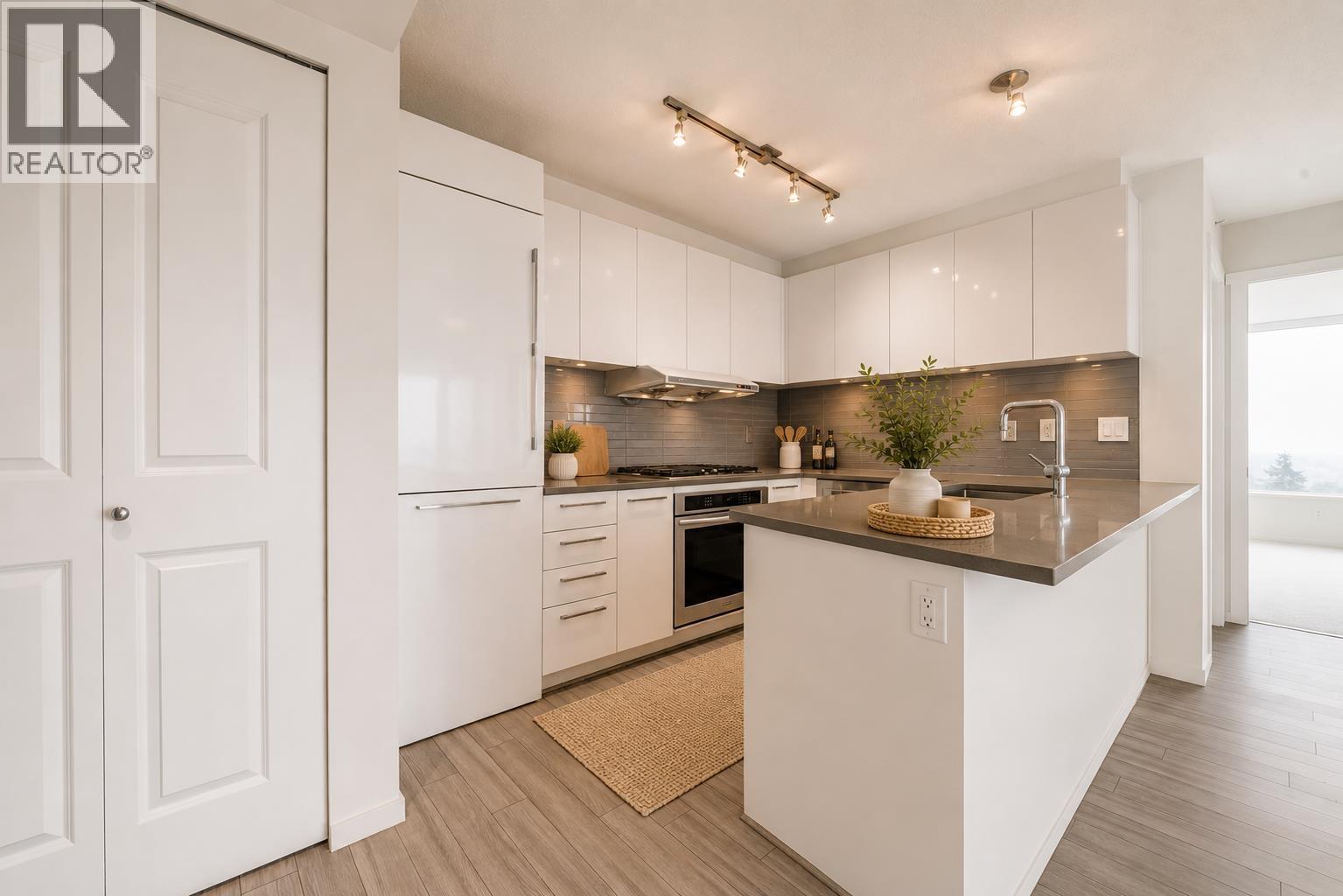 1005 6658 Dow Avenue Property Photo 6