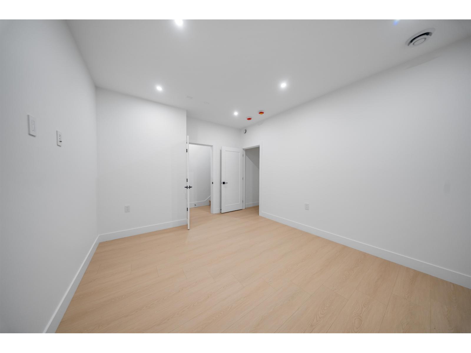 16473 20 Avenue Property Photo 10