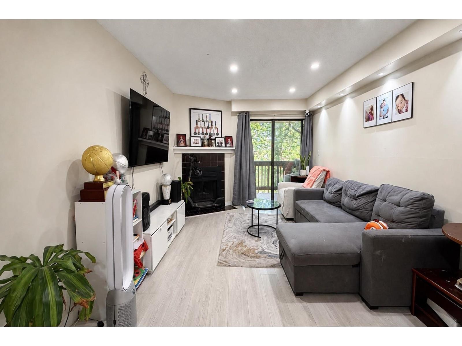 306 10560 154 Street Property Photo 2