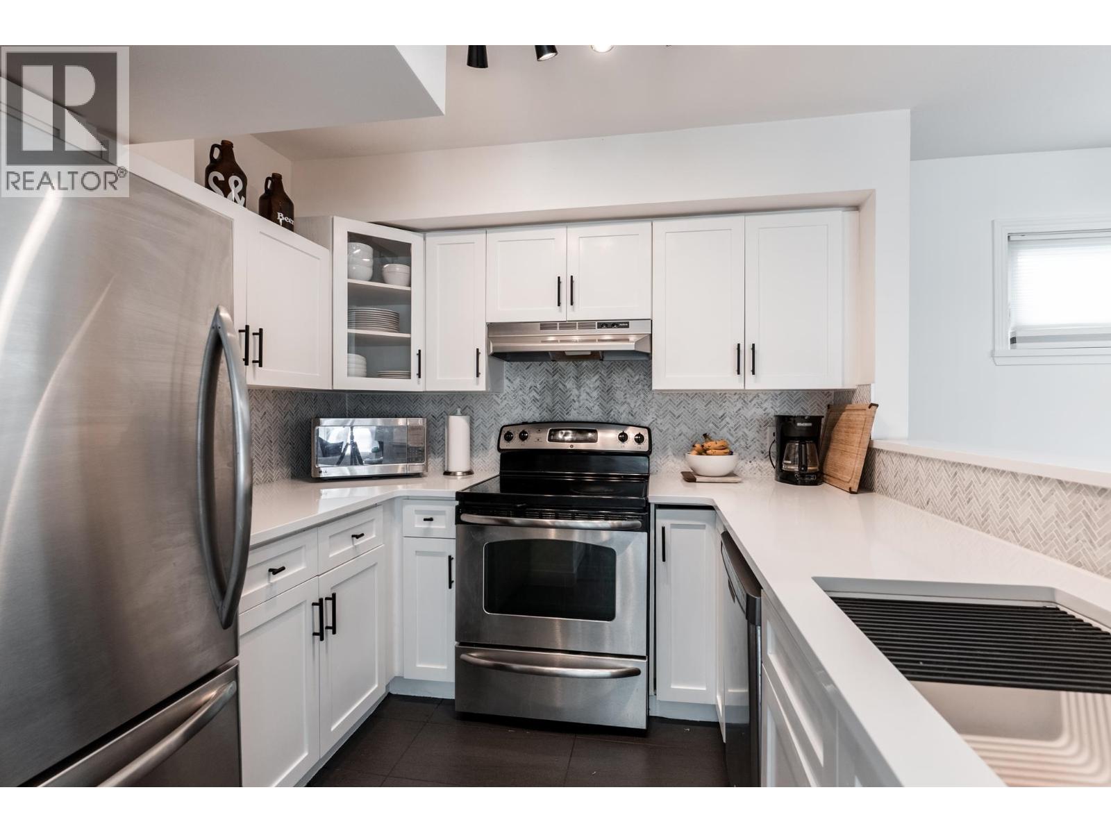 213 3787 Pender Street Property Photo 8