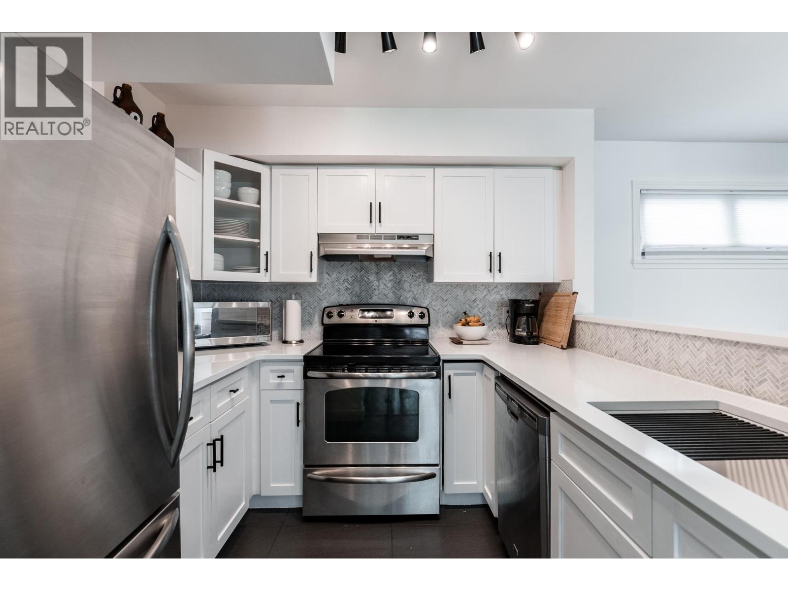 213 3787 Pender Street Property Photo 9