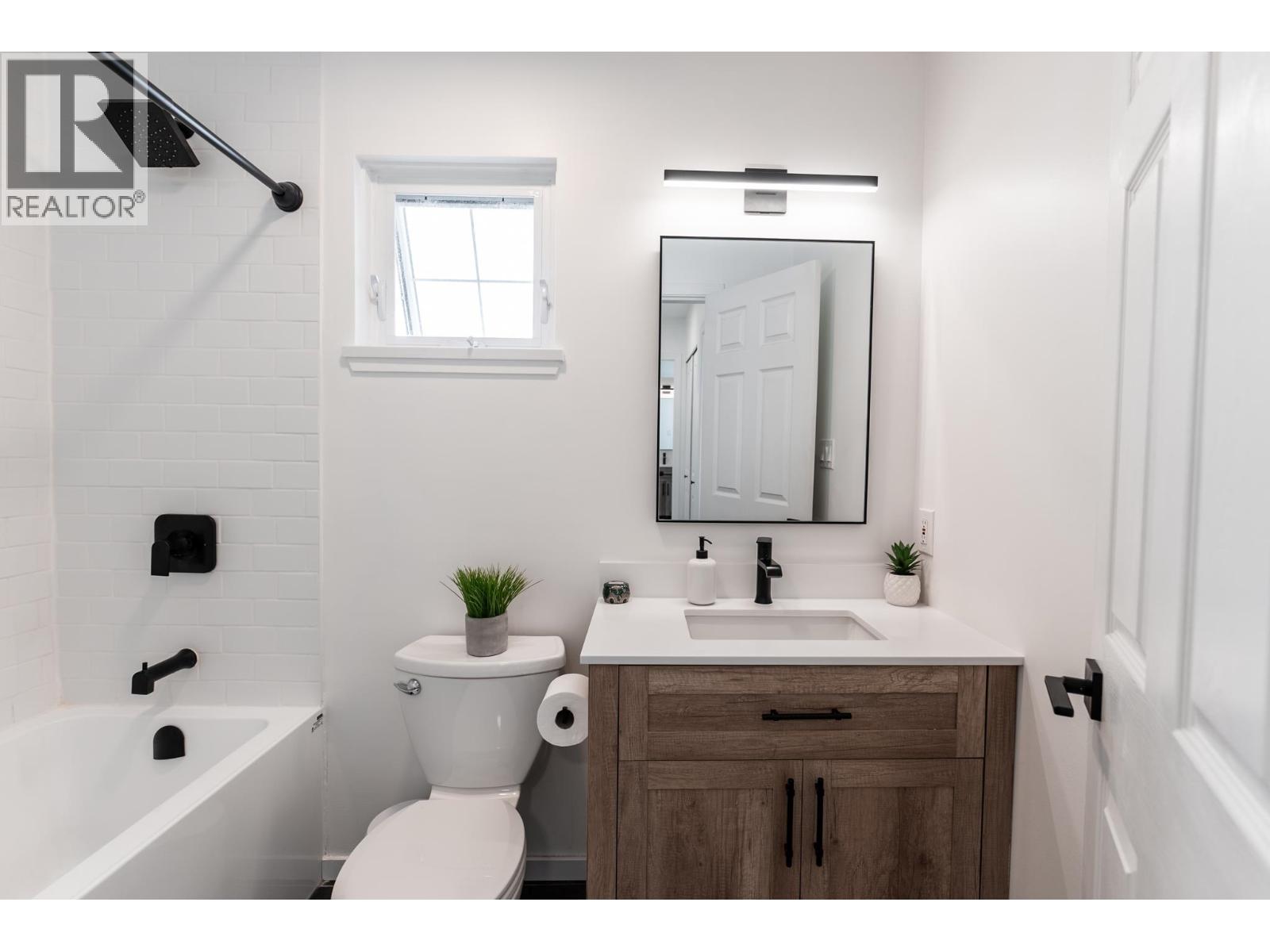 213 3787 Pender Street Property Photo 15