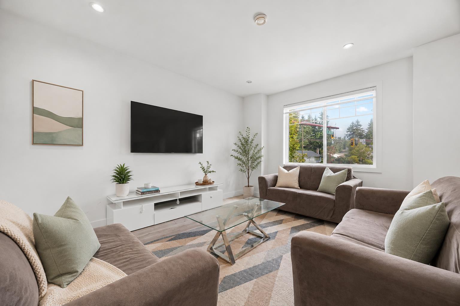 8 7167 116 Street Property Photo 2