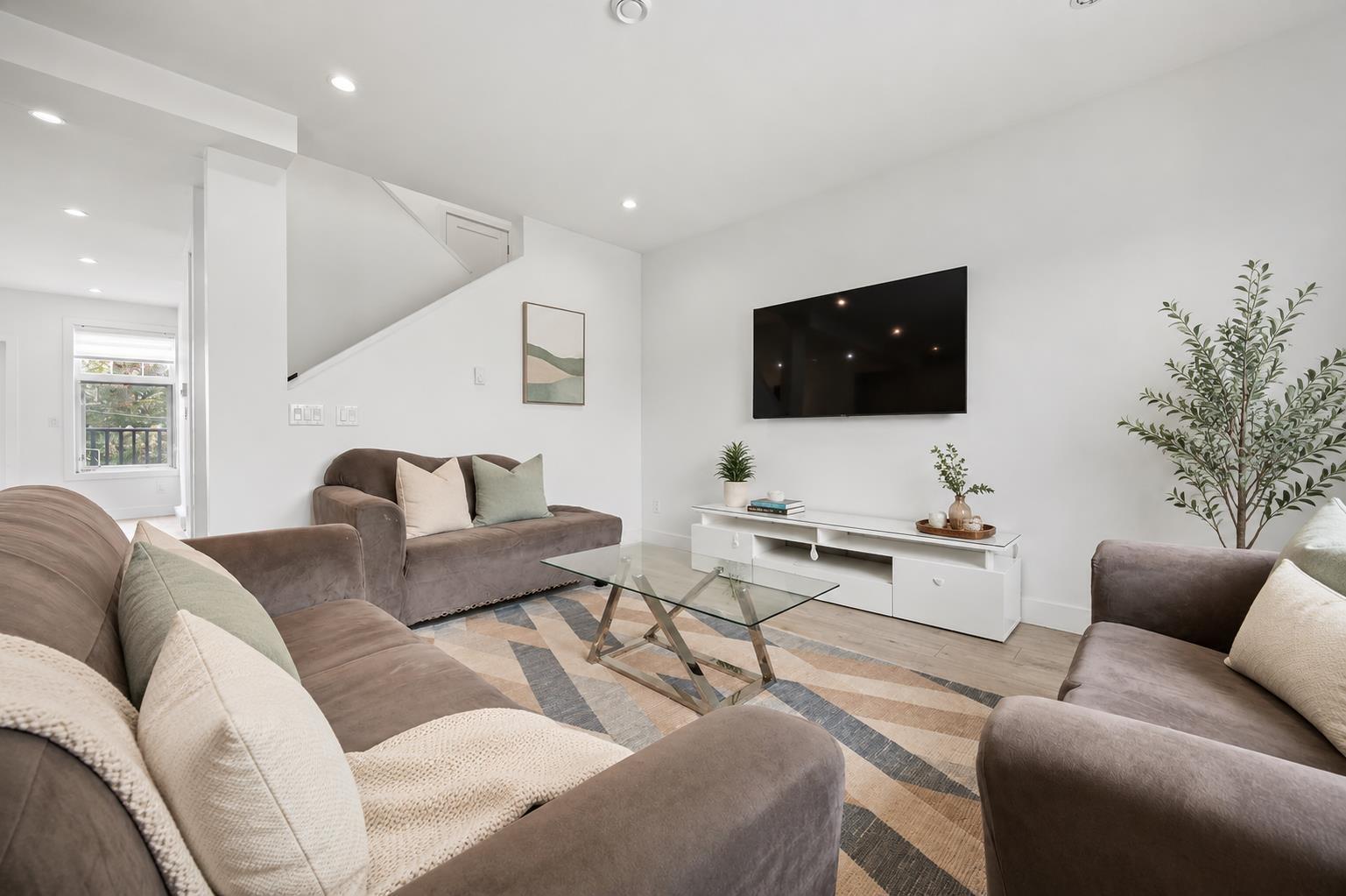 8 7167 116 Street Property Photo 3