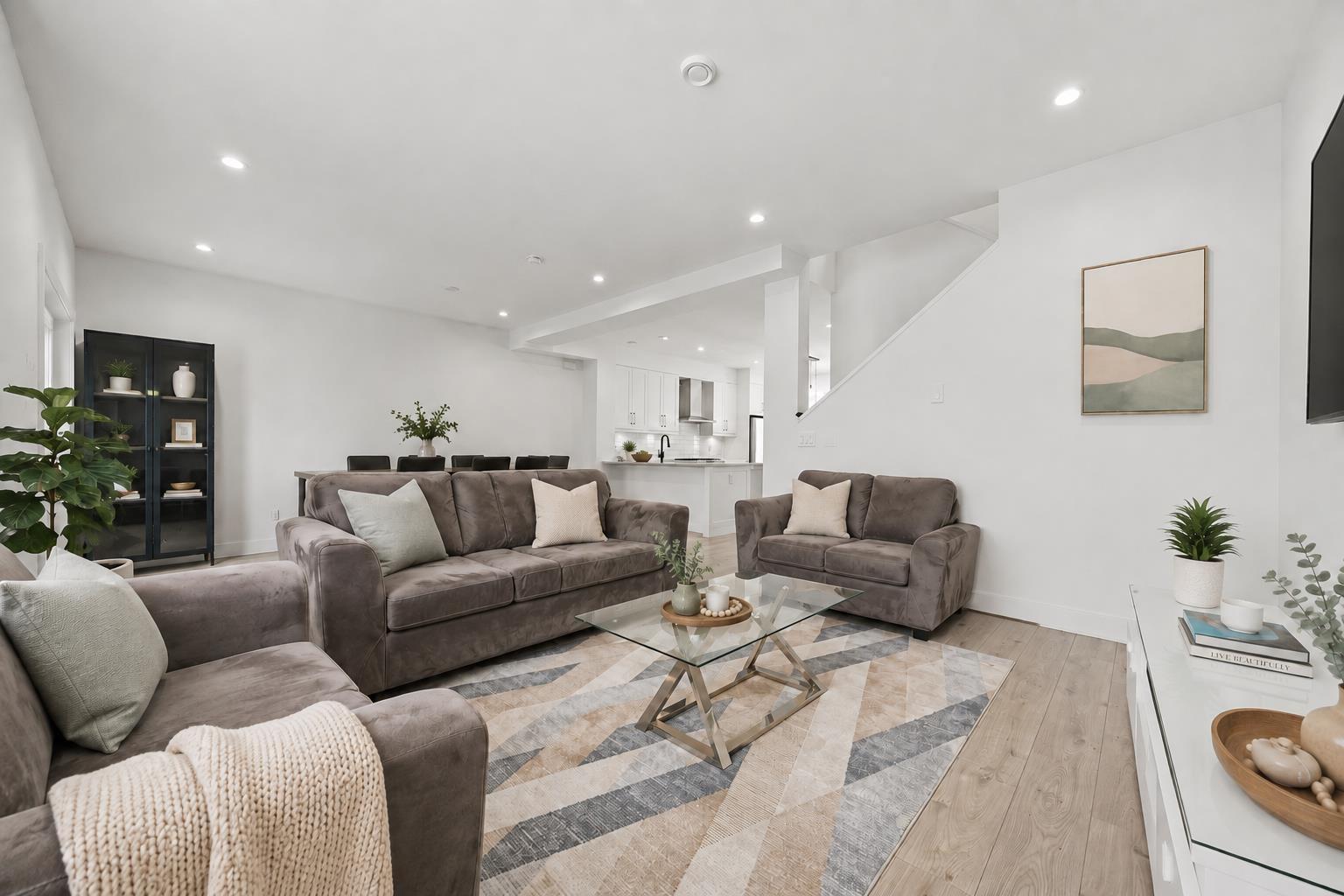 8 7167 116 Street Property Photo 4