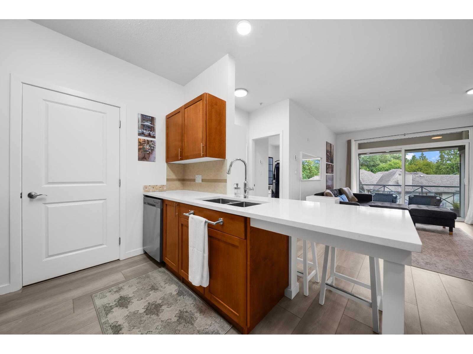 418 33318 E Bourquin Crescent Property Photo 4