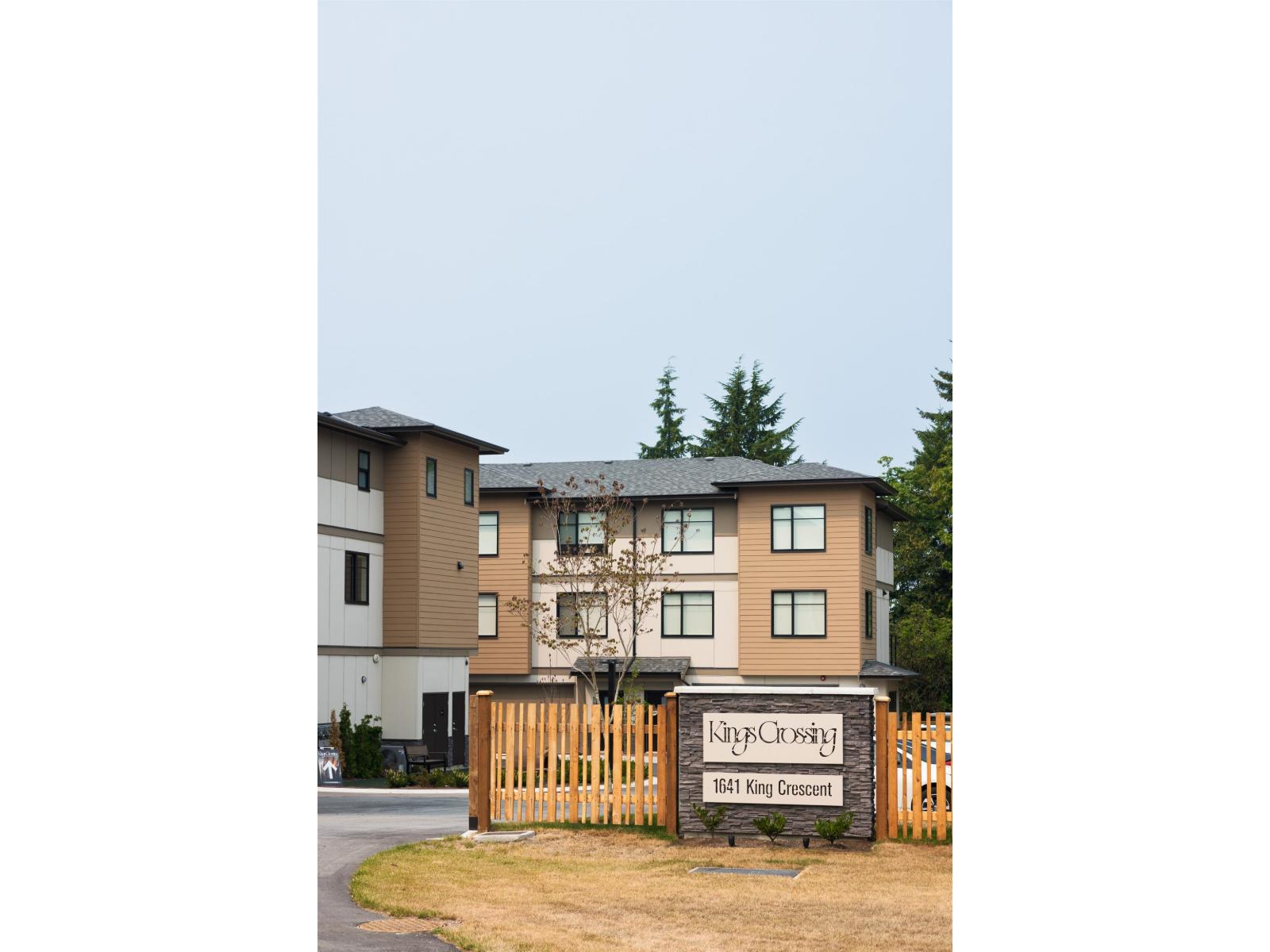 11 1641 King Crescent Property Photo 2