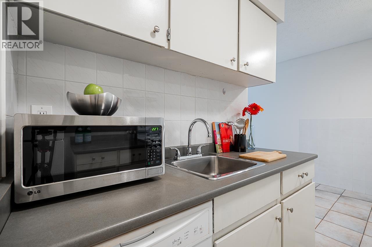 506 9857 Manchester Drive Property Photo 4