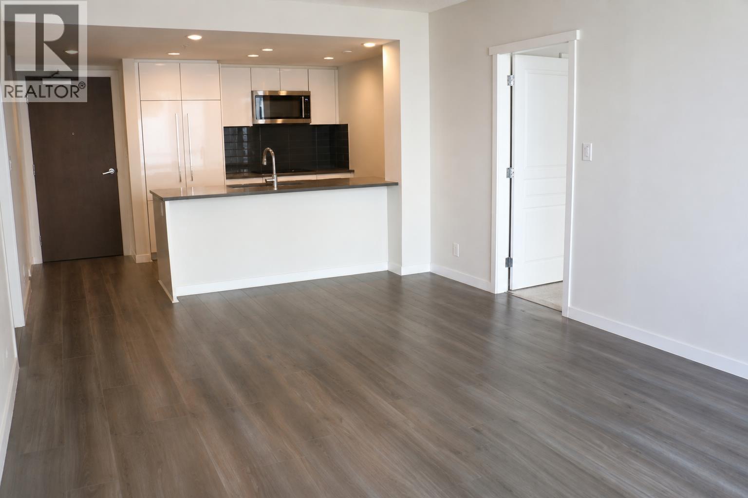 1902 3096 Windsor Gate Property Photo 4