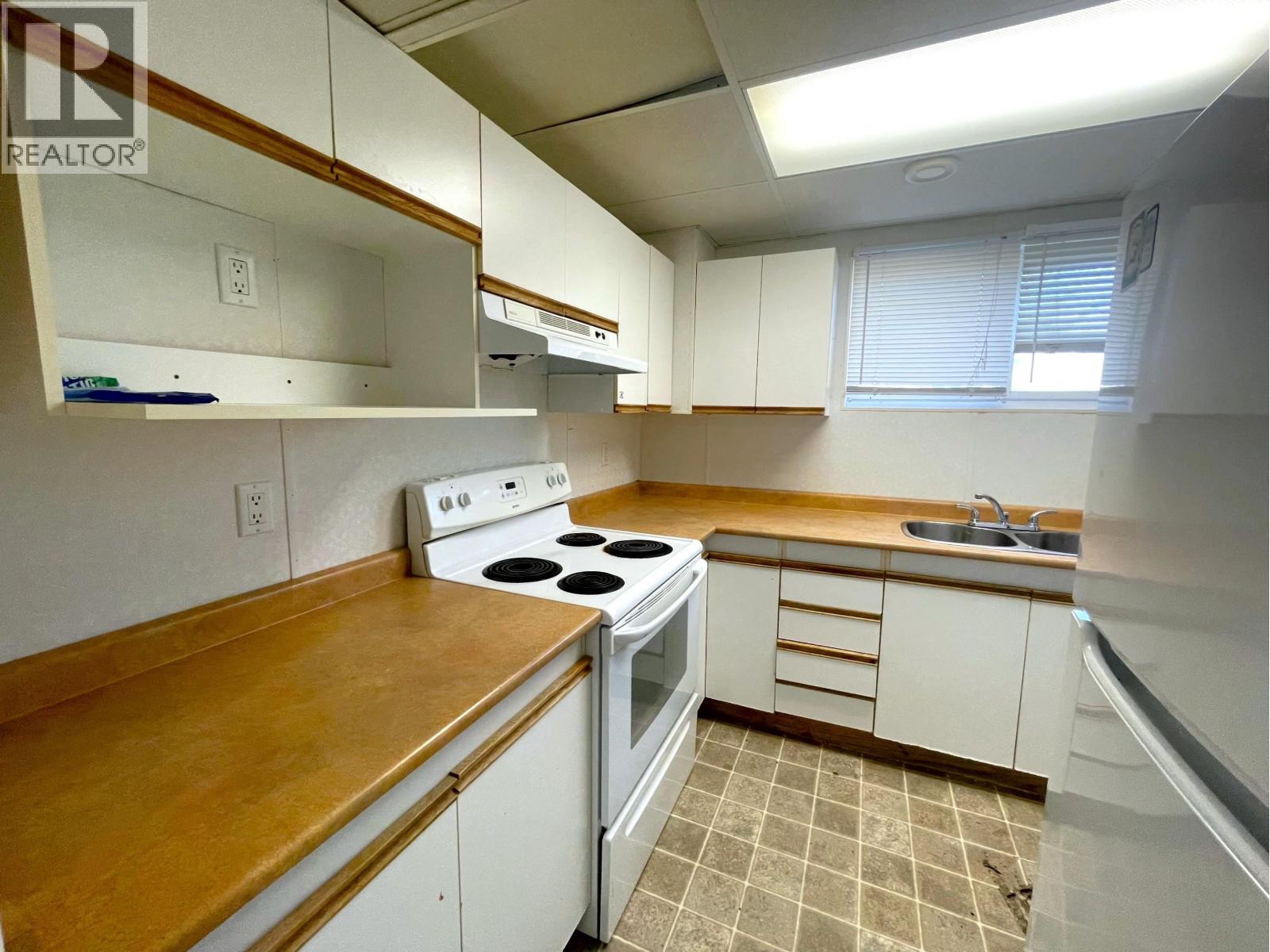 9714-9716 102 Avenue Property Photo 5