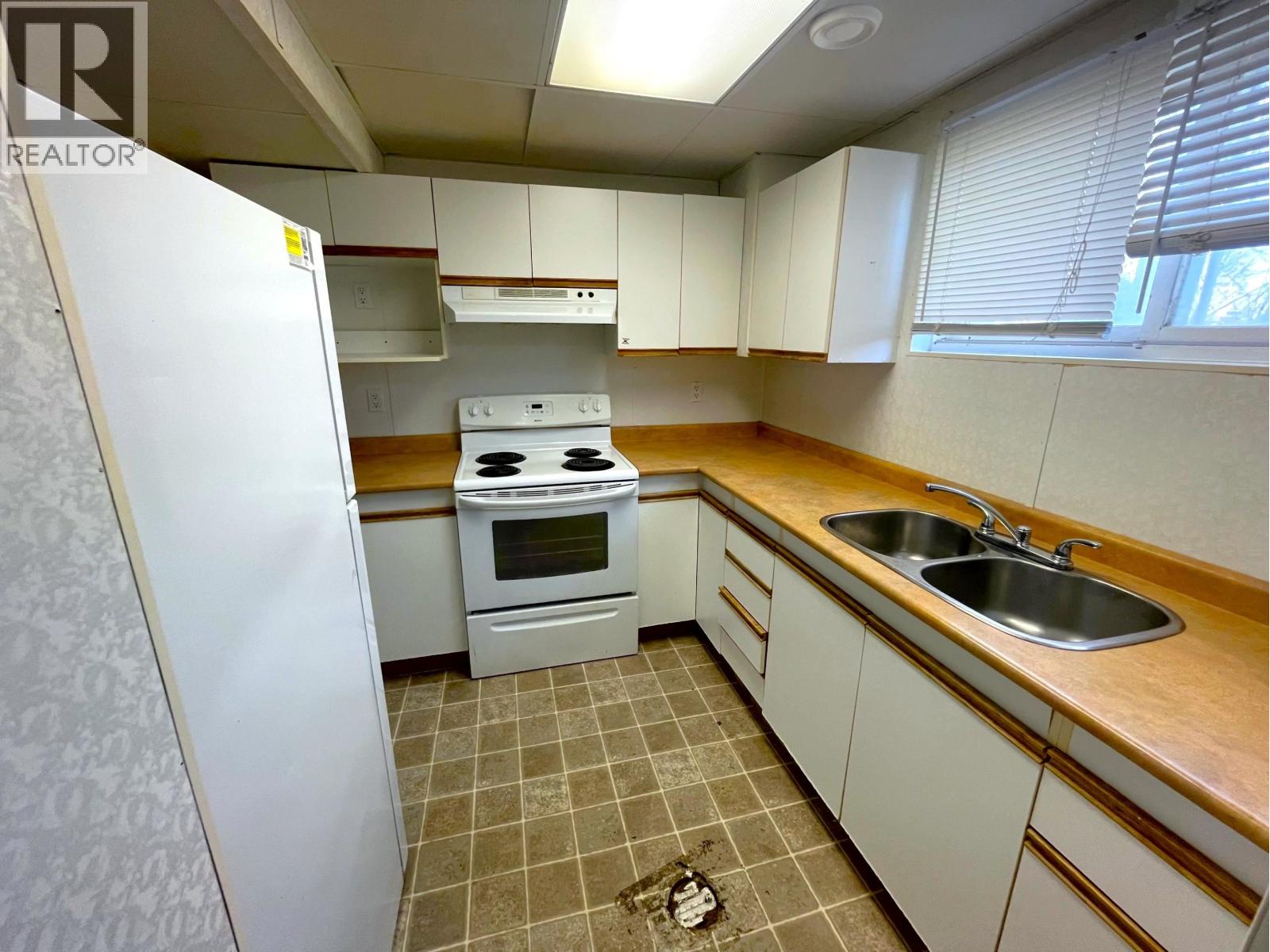 9714-9716 102 Avenue Property Photo 6