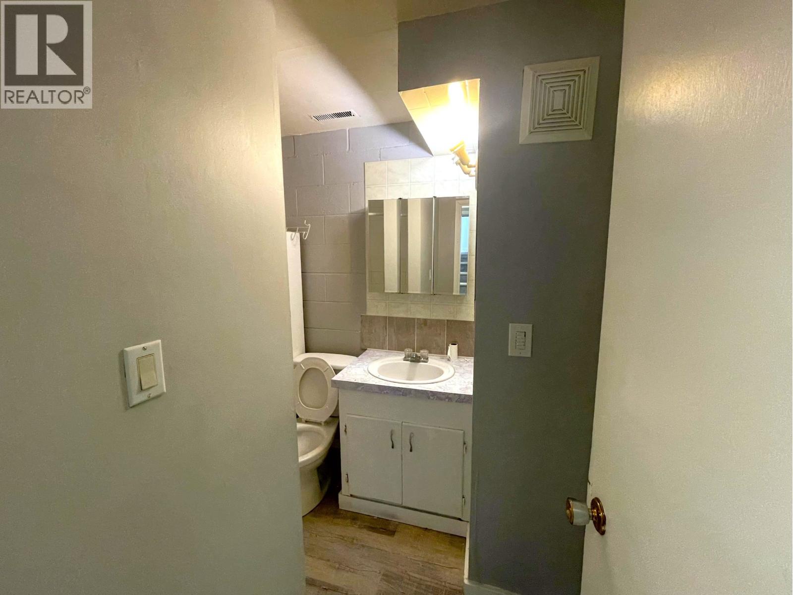 9714-9716 102 Avenue Property Photo 15