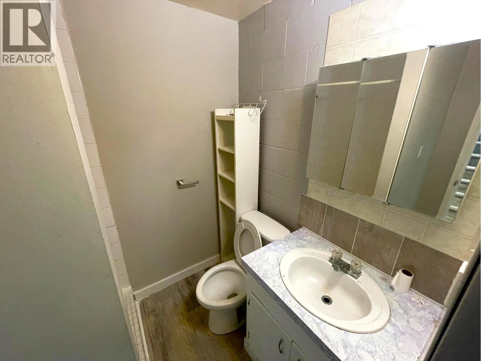 9714-9716 102 Avenue Property Photo 16