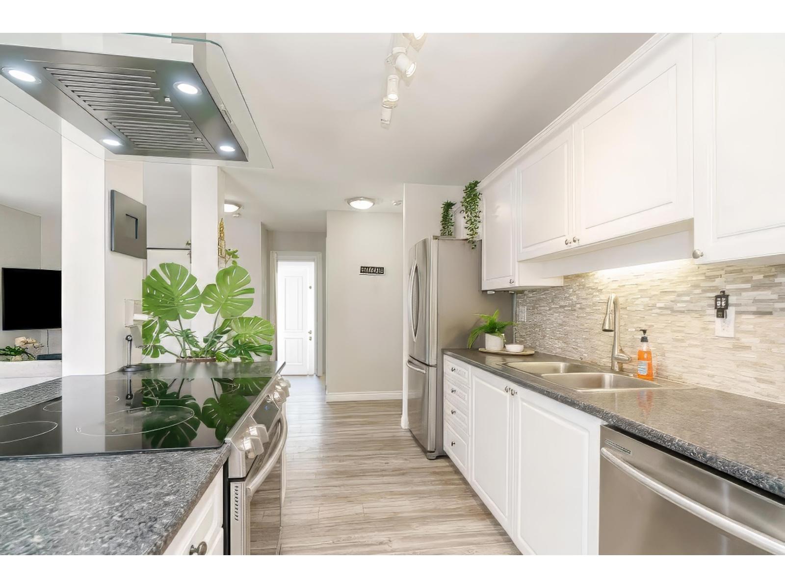 312 13771 72a Avenue Property Photo 5