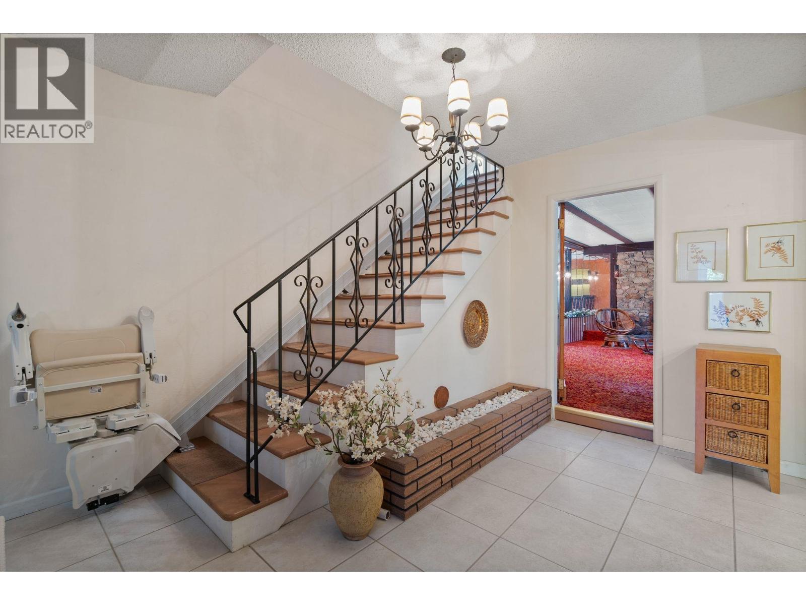 8660 Fairfax Crescent Property Photo 10