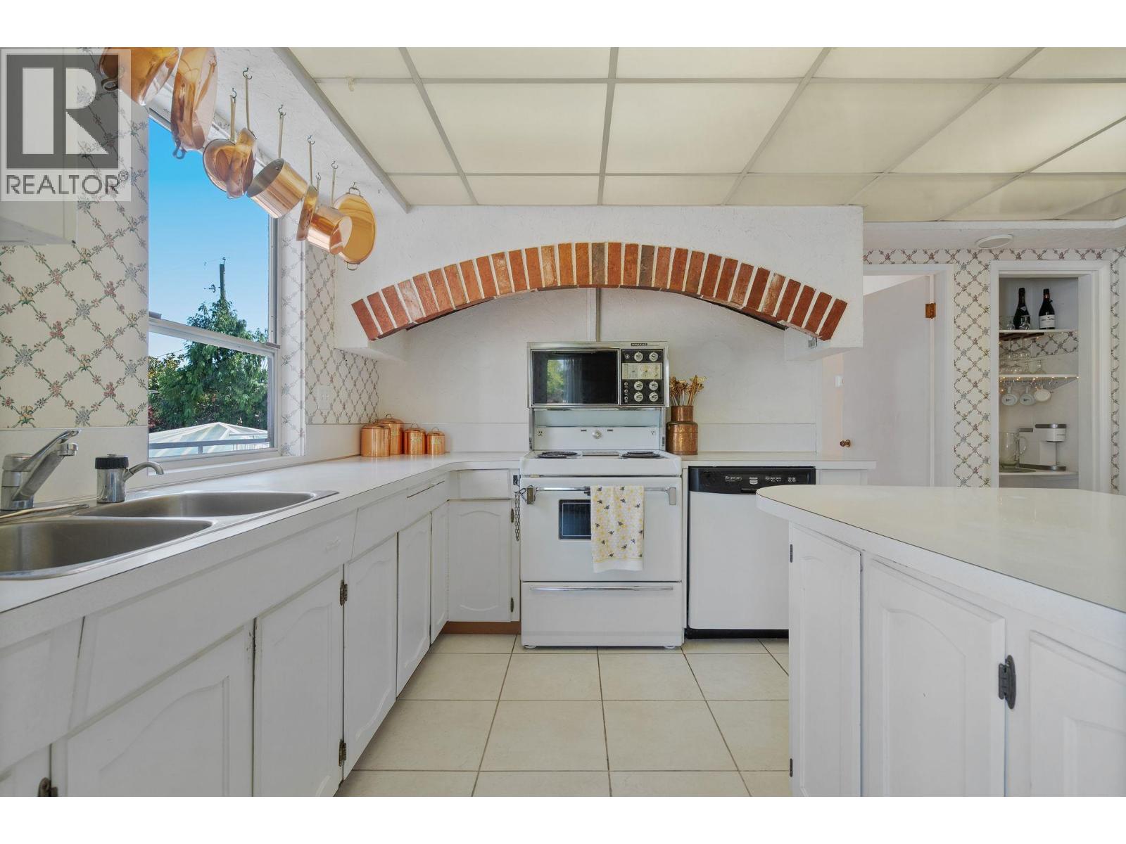 8660 Fairfax Crescent Property Photo 14