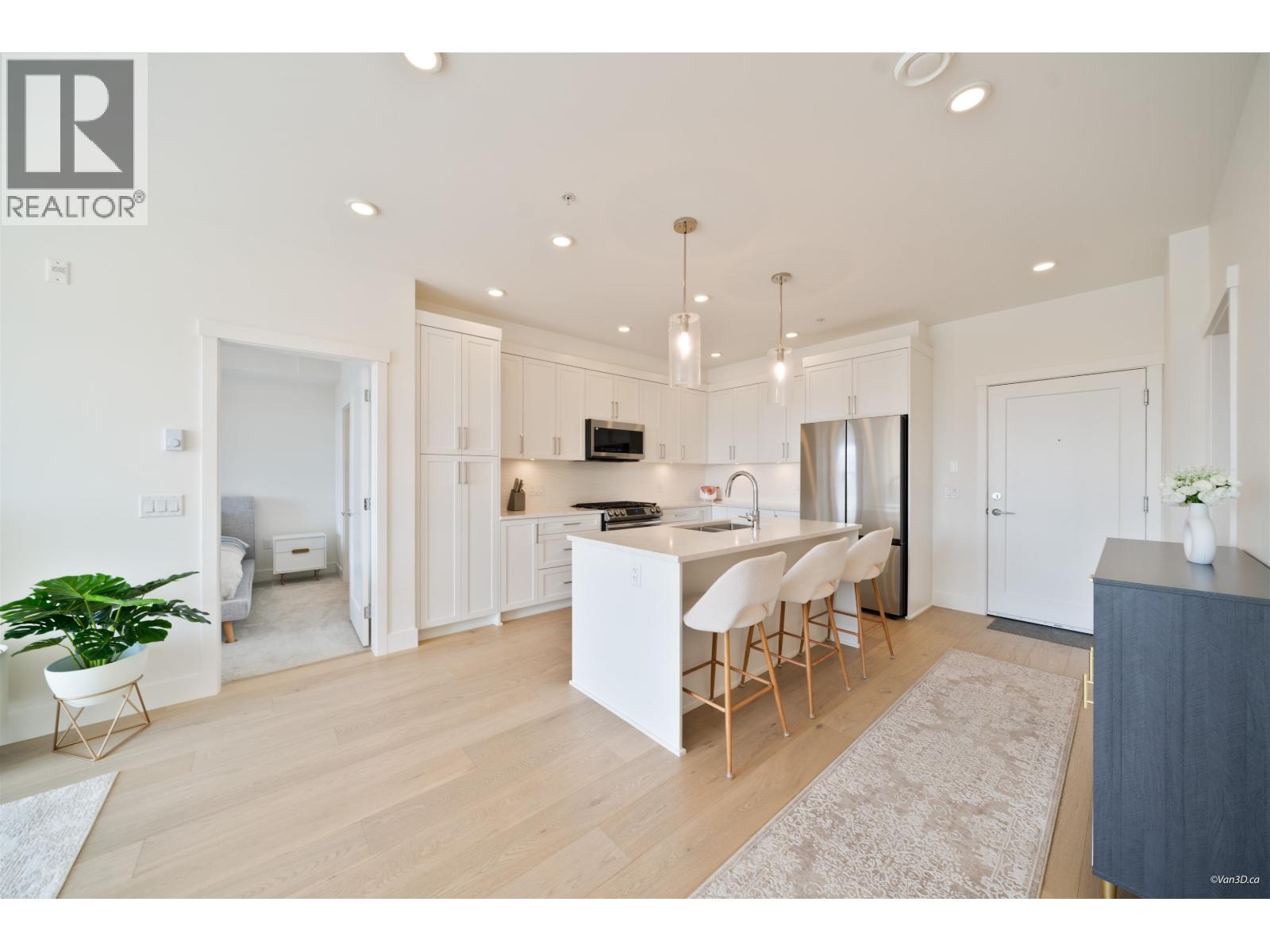 507 22633 Selkirk Avenue Property Photo 2