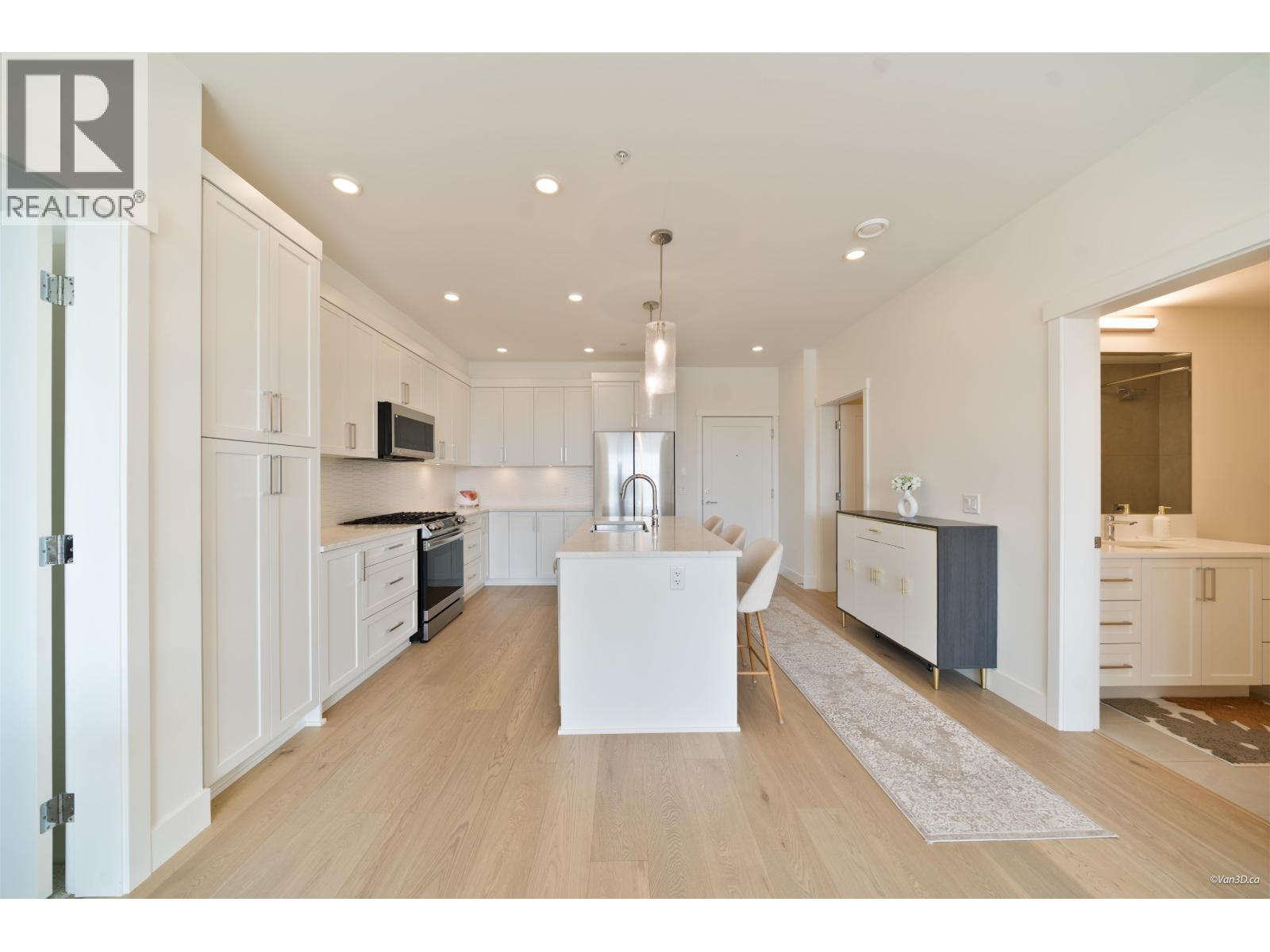507 22633 Selkirk Avenue Property Photo 3