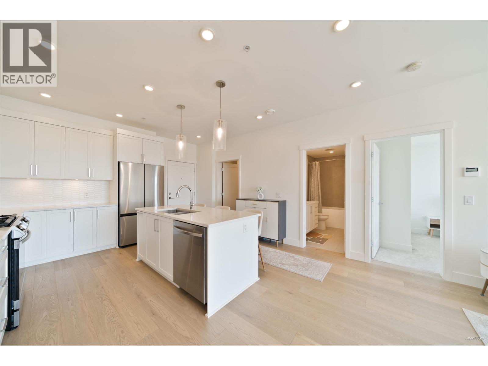 507 22633 Selkirk Avenue Property Photo 4