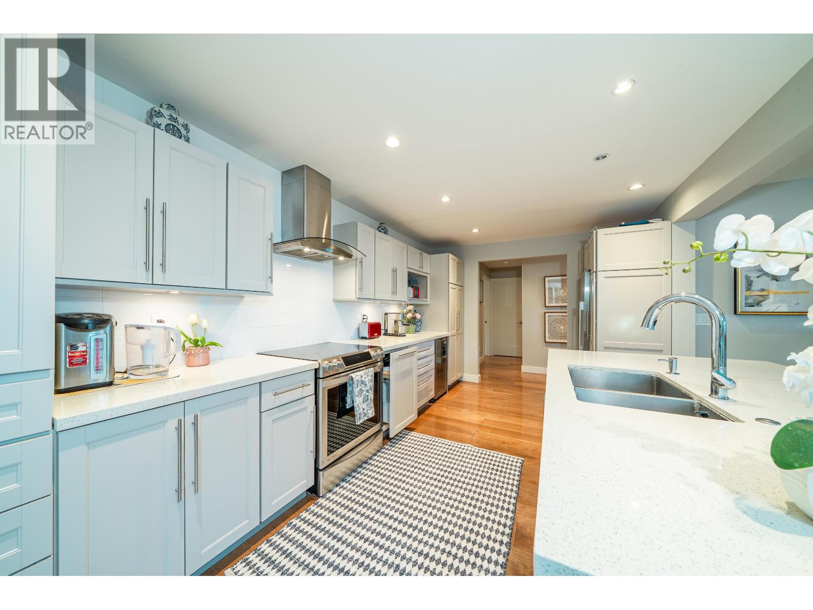 18 2214 Folkstone Way Property Photo 11