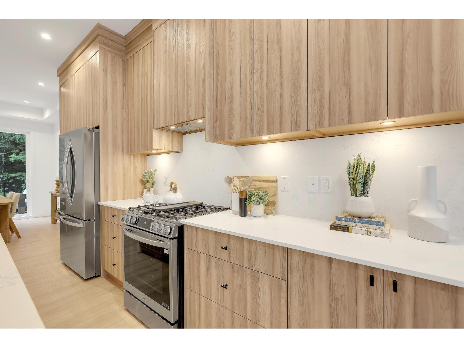 12 8924 Cedar Street Property Photo 10