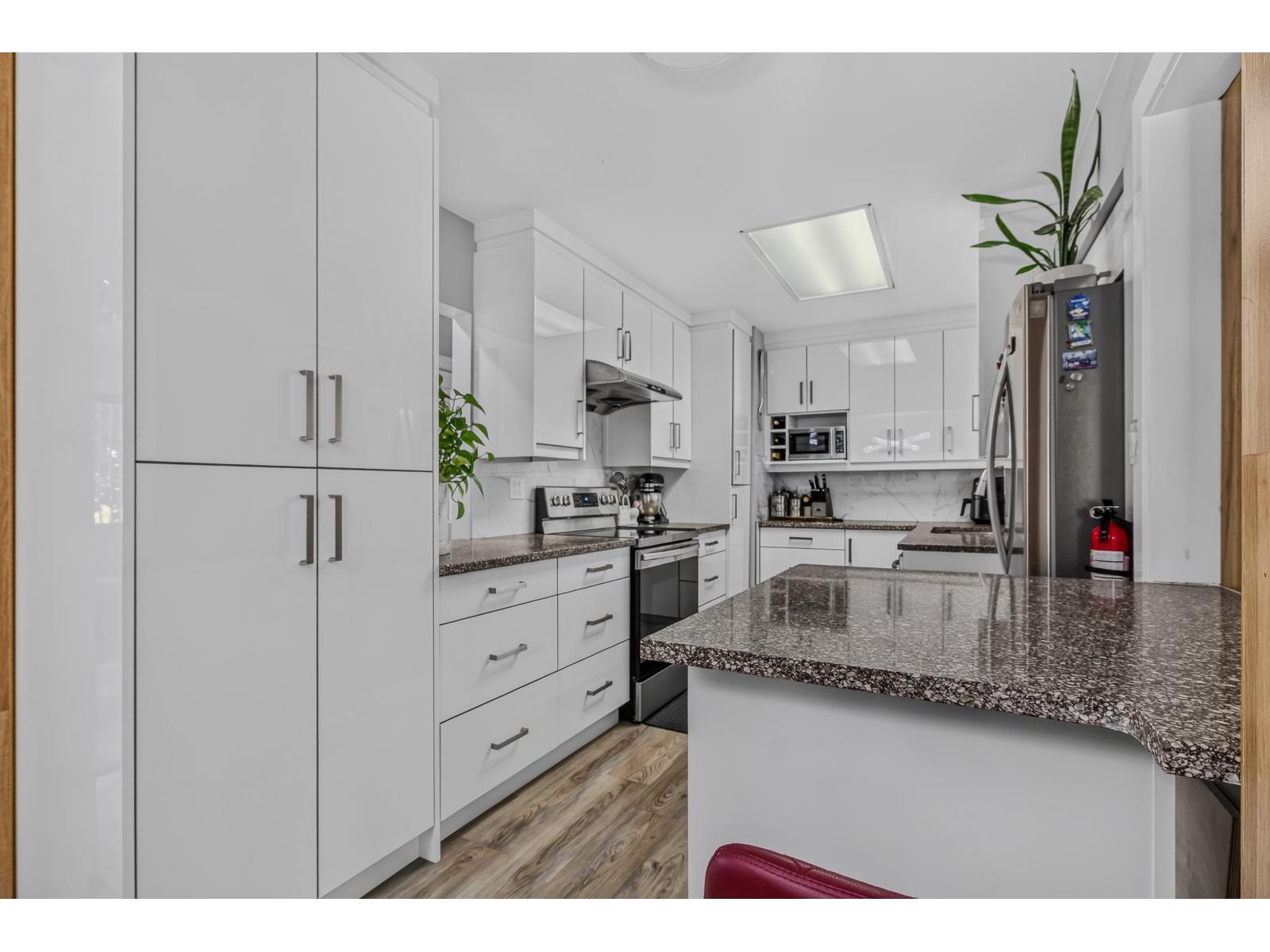 9656 125 Street Property Photo 9
