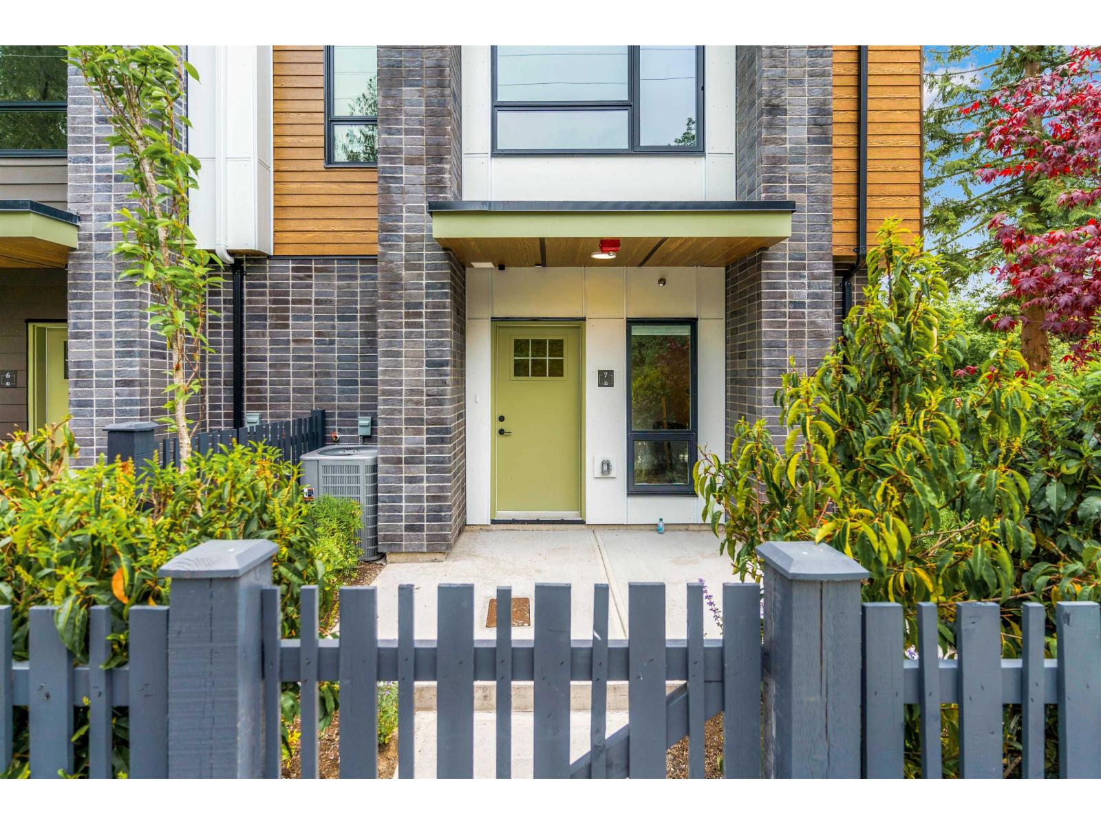 6 7946 204 Street Property Photo 4