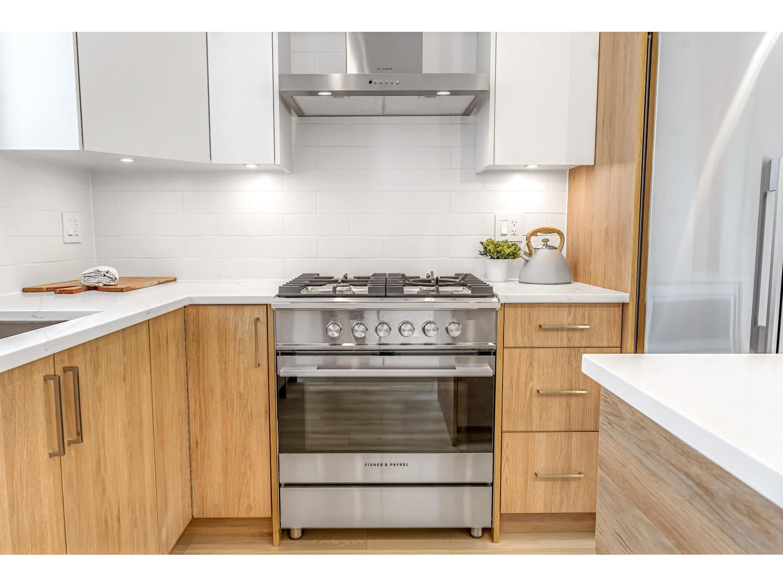 6 7946 204 Street Property Photo 16