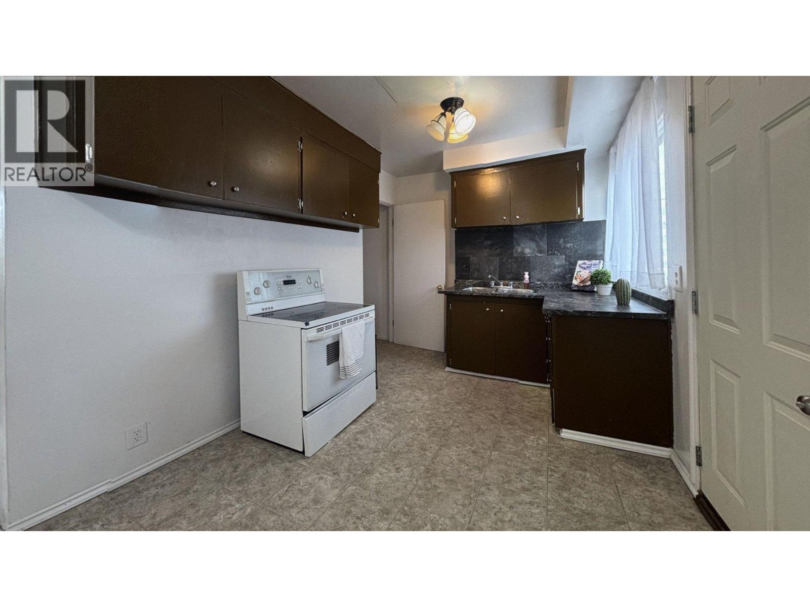 9704 108 Avenue Property Photo 4