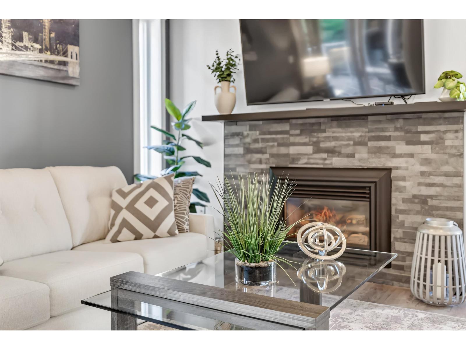 105 15717 Marine Drive Property Photo 1