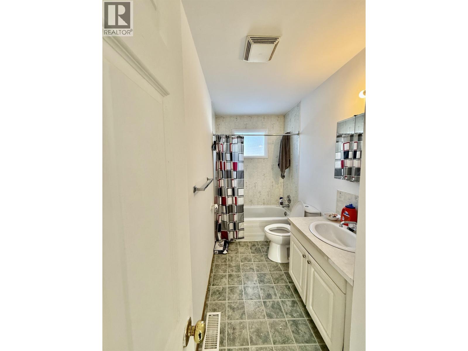 2131 24th Avenue Property Photo 5